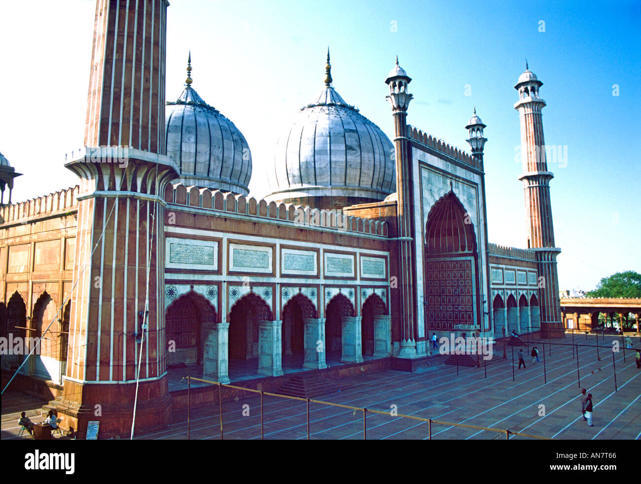 Mosquée Jama Masjid construite par l'empereur Moghol Shah Jahan entre 1644 - 1658 dans l'ancienne ville de vieux Delhi en Inde. Banque D'Images
