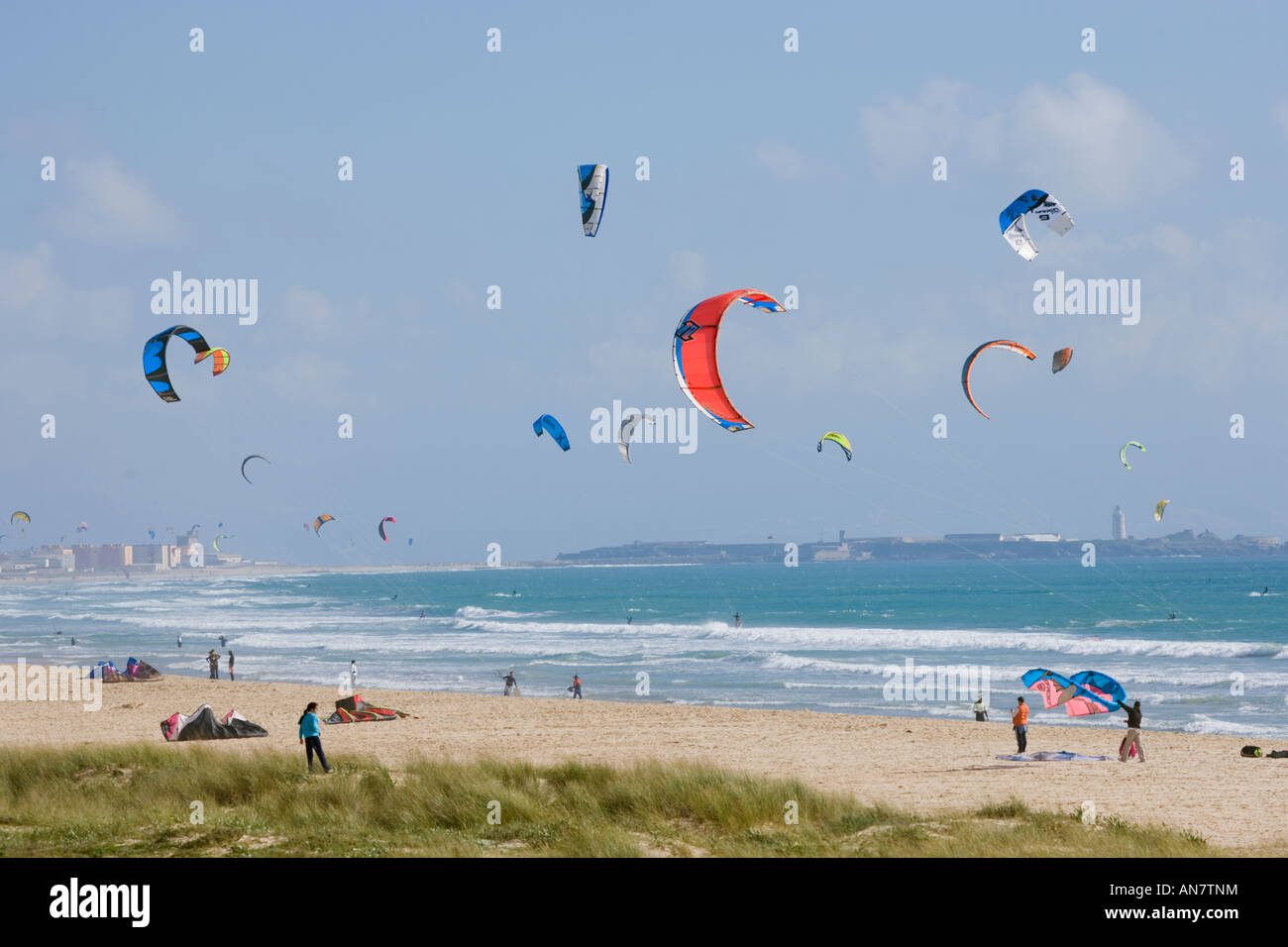 Tarifa Costa de la Luz Cadix province Espagne kite surf au large de Playa de los Lances Banque D'Images