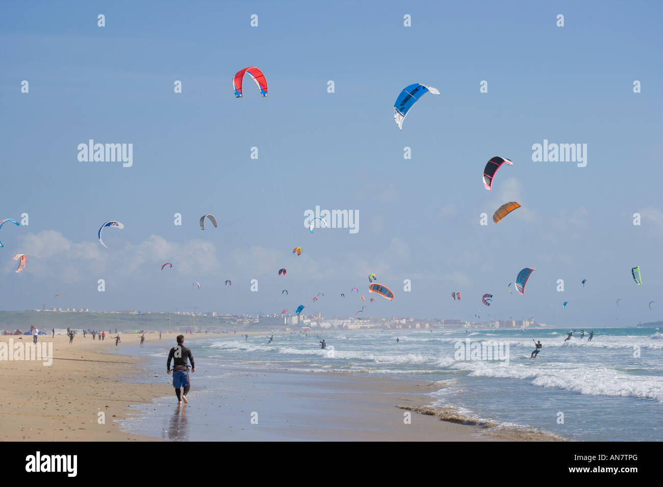 Tarifa Costa de la Luz Cadix province Espagne kite surf au large de Playa de los Lances Banque D'Images