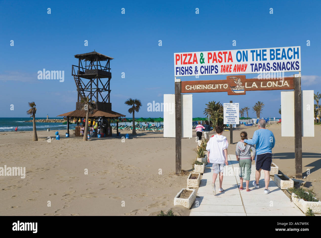 Près de Marbella Costa del Sol Malaga Province Espagne Playa Artola à côté de Puerto Cabopino Banque D'Images