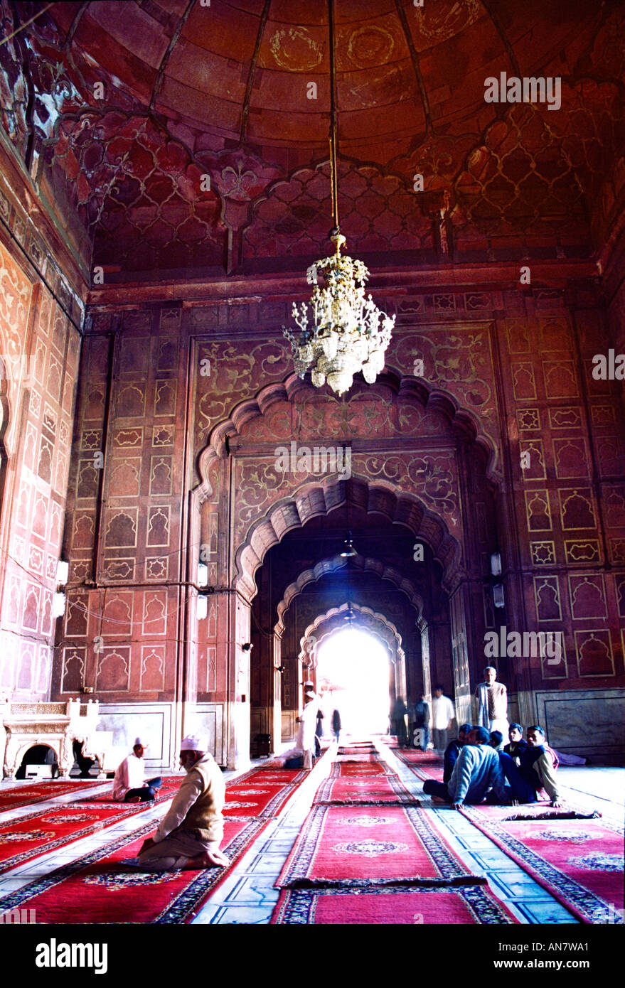 Salle de prière de la mosquée Jama Masjid construite par l'empereur Moghol Shah Jahan entre 1644 - 1658 dans l'ancienne ville de vieux Delhi en Inde. Banque D'Images
