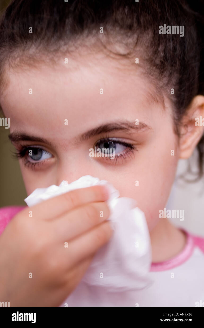 4 ans girl blowing her nose grippe porcine Banque D'Images