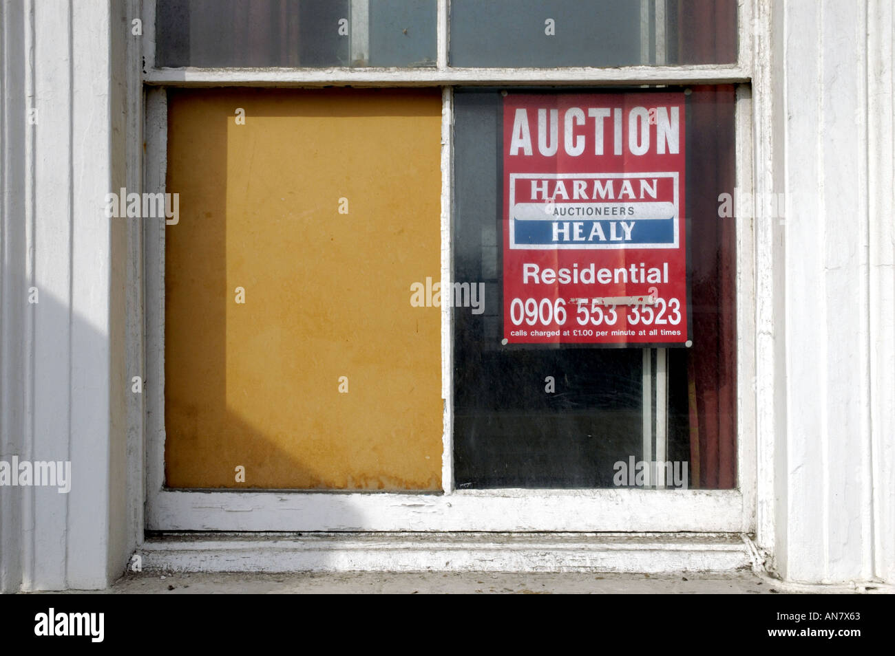 Les encanteurs poster sur une propriété sur le front de mer, Hastings, East Sussex, 8 octobre 2005. Banque D'Images