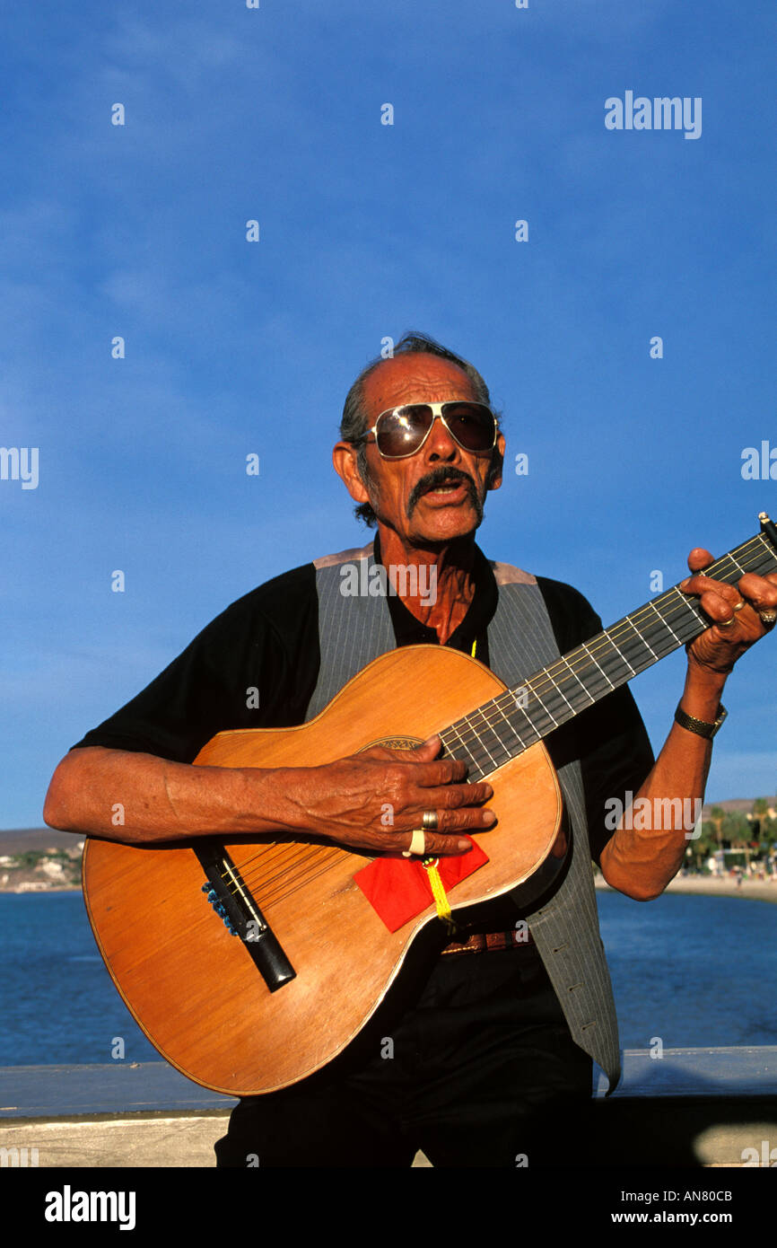 Le Mexique, La Paz, Man playing guitar Photo Stock - Alamy
