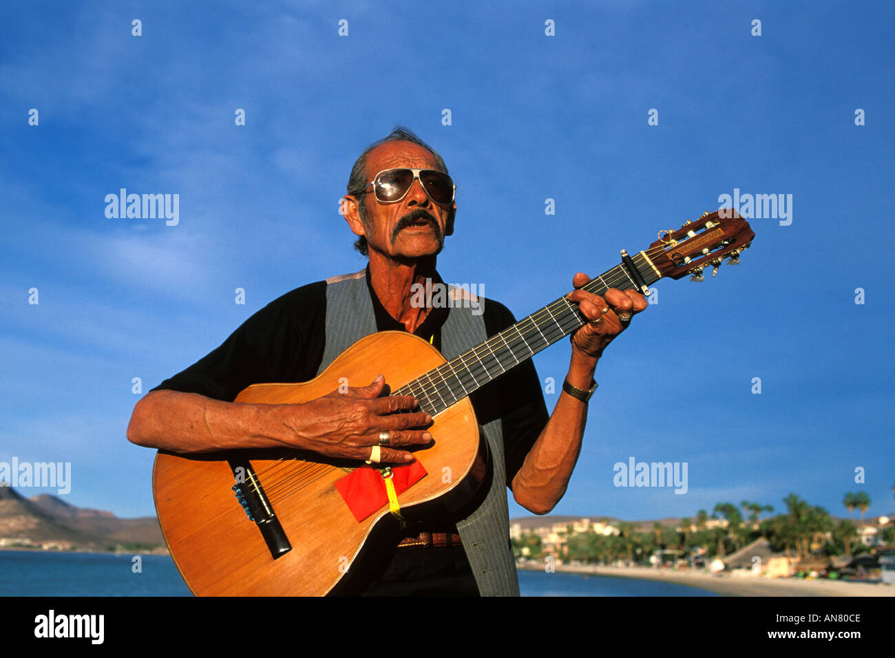 Le Mexique, La Paz, Man playing guitar Photo Stock - Alamy