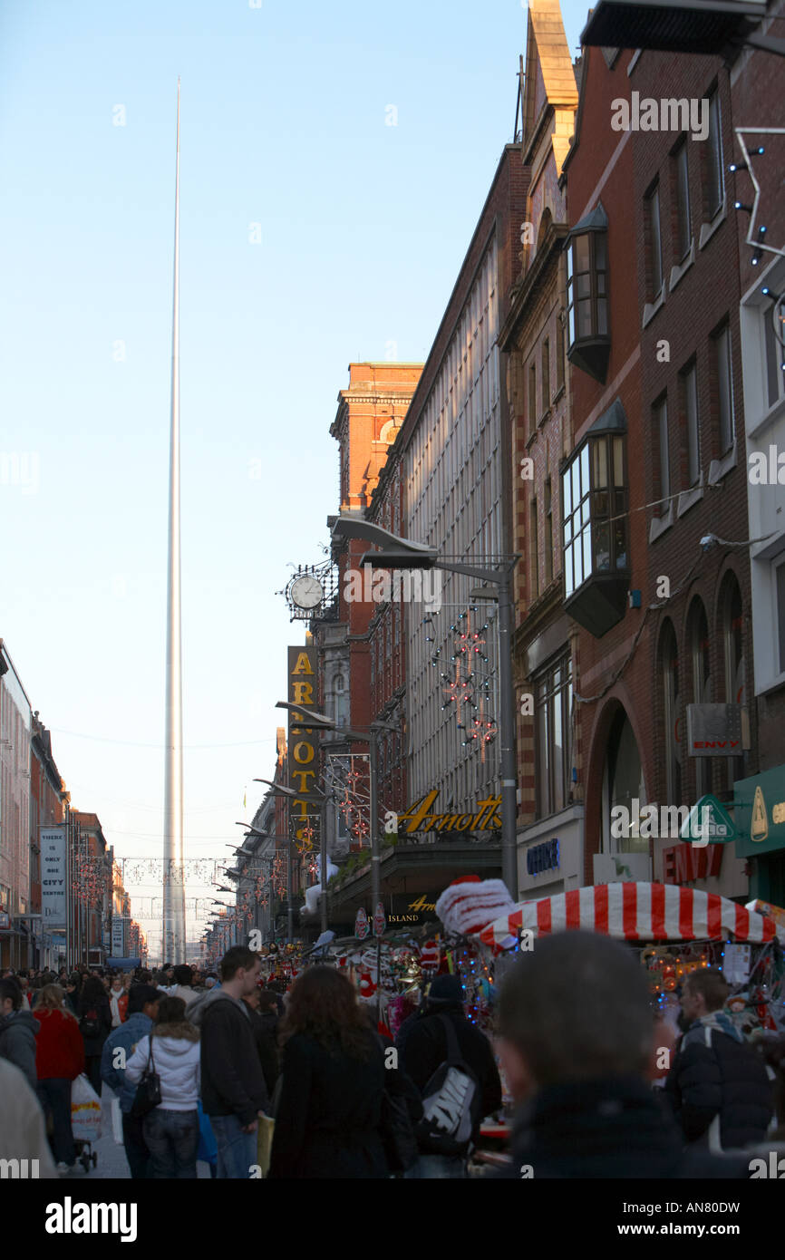 Spire de Dublin et de shopping de Noël avant de Henry Street Dublin République d'Irlande Banque D'Images