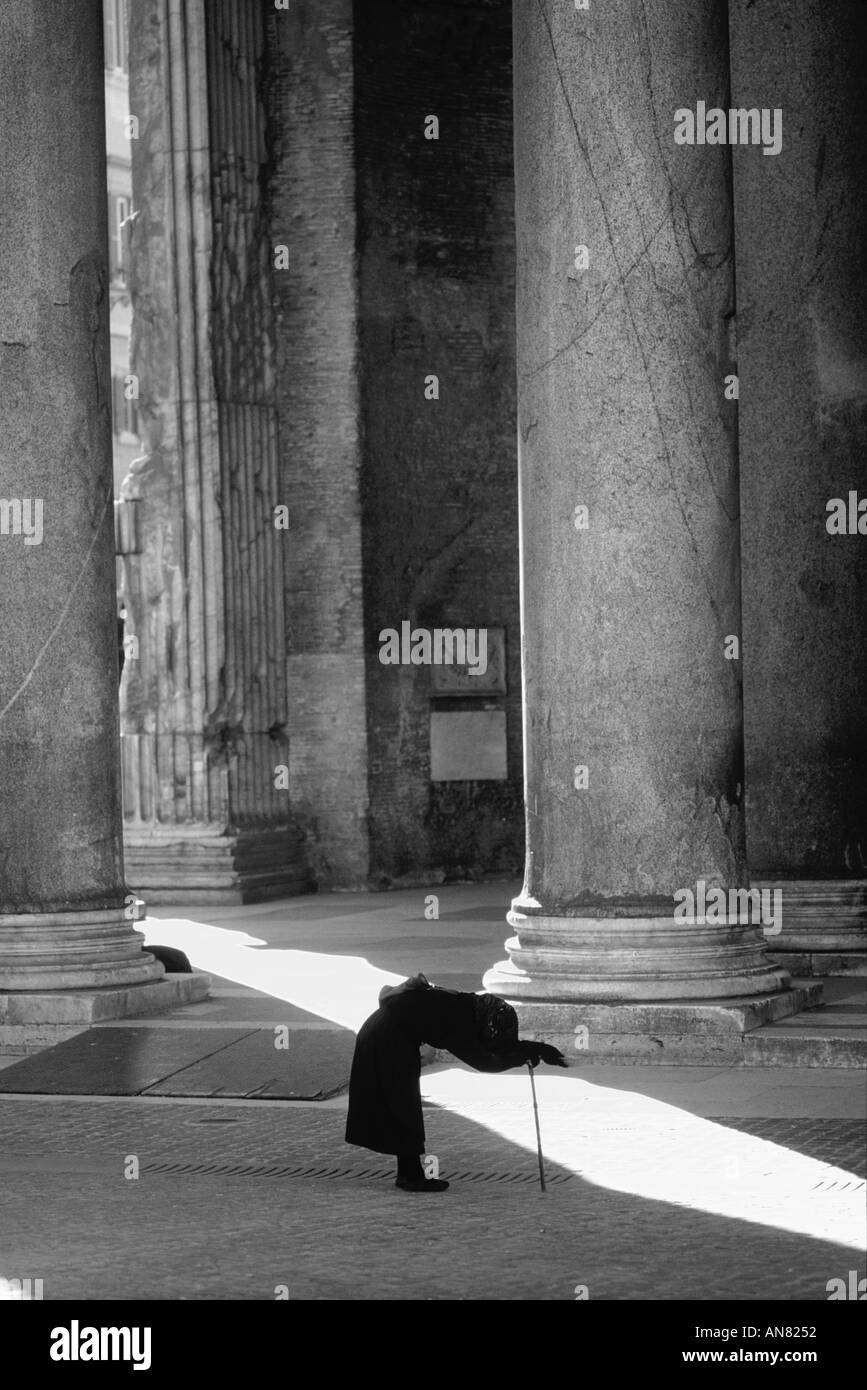 Vieux mendiant femme en face du Panthéon Rome Italie Europe B W Banque D'Images