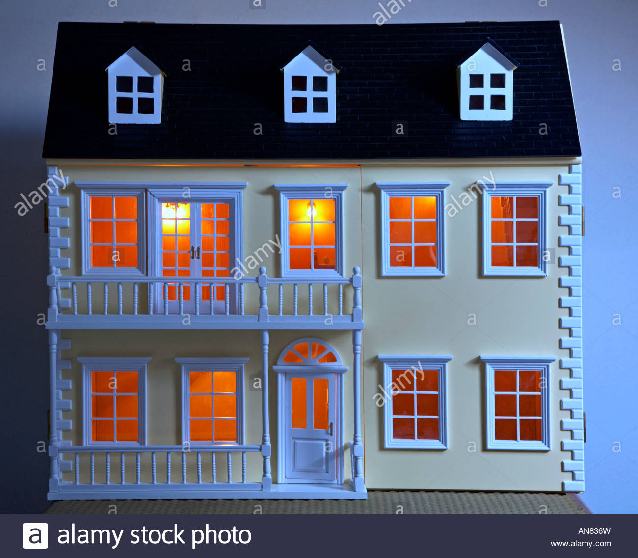 La maison de poupée avec les lumières sur Banque D'Images