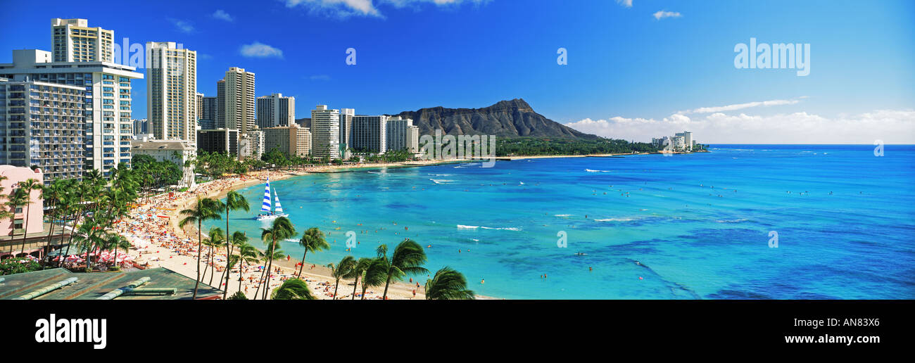 Vue panoramique superbe sur la plage de Waikiki et Diamond Head en face de la plage avec des hôtels et des palmiers sur l'île d'Oahu à Hawaii Banque D'Images