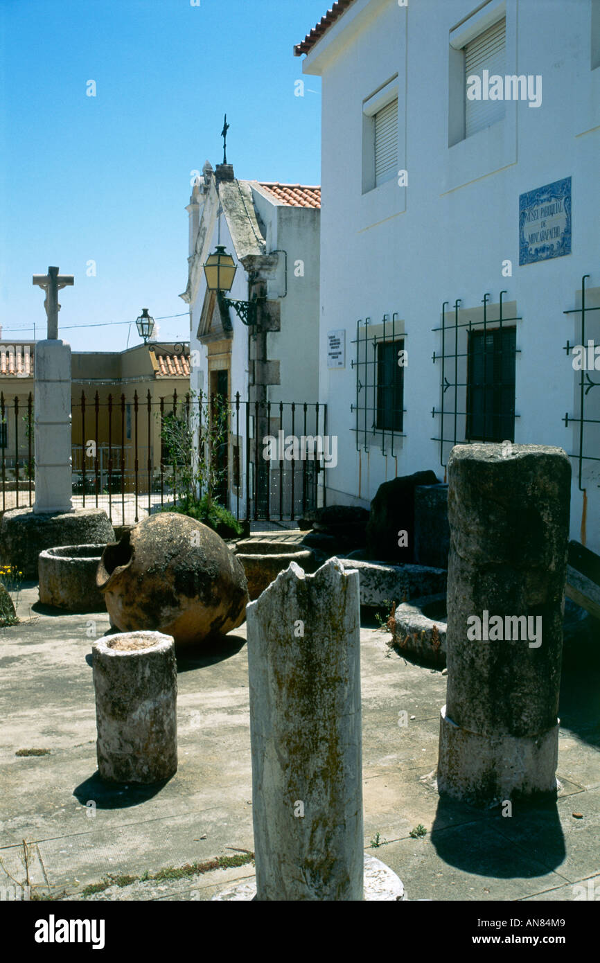 Pièces de la collection personnelle d'archéologie et d'art sacré dans la cour du musée qui est à côté de la chapelle de Santo Cristo Moncarapacho Banque D'Images