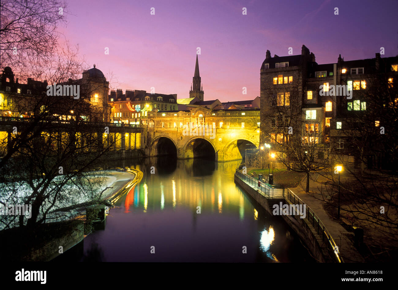 Pulteney Bridge over River Avon la nuit baignoire Avon England UK Banque D'Images