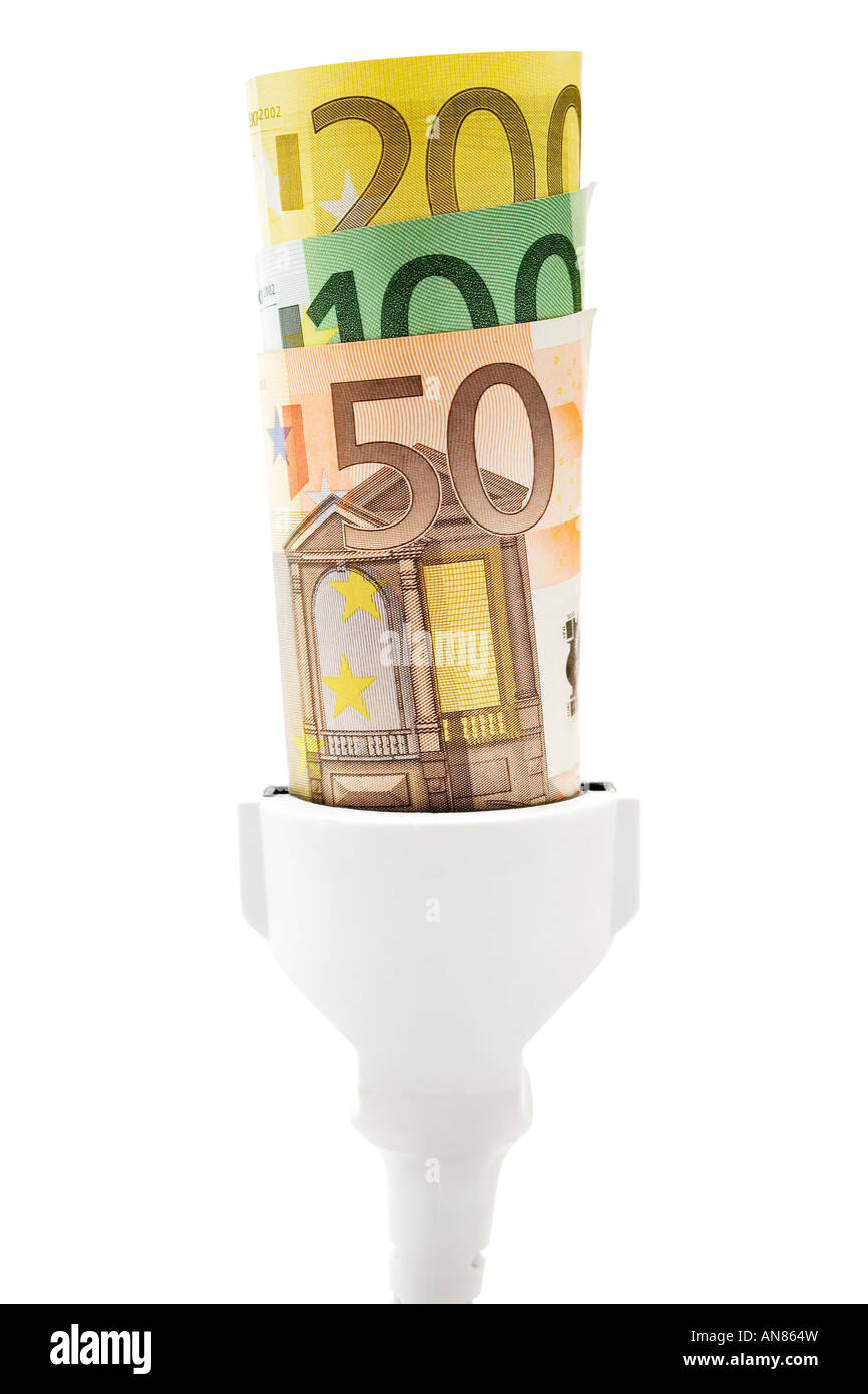 Plusieurs billets fixé sur un livre blanc câble d'extension. Isolé sur un fond blanc. Banque D'Images