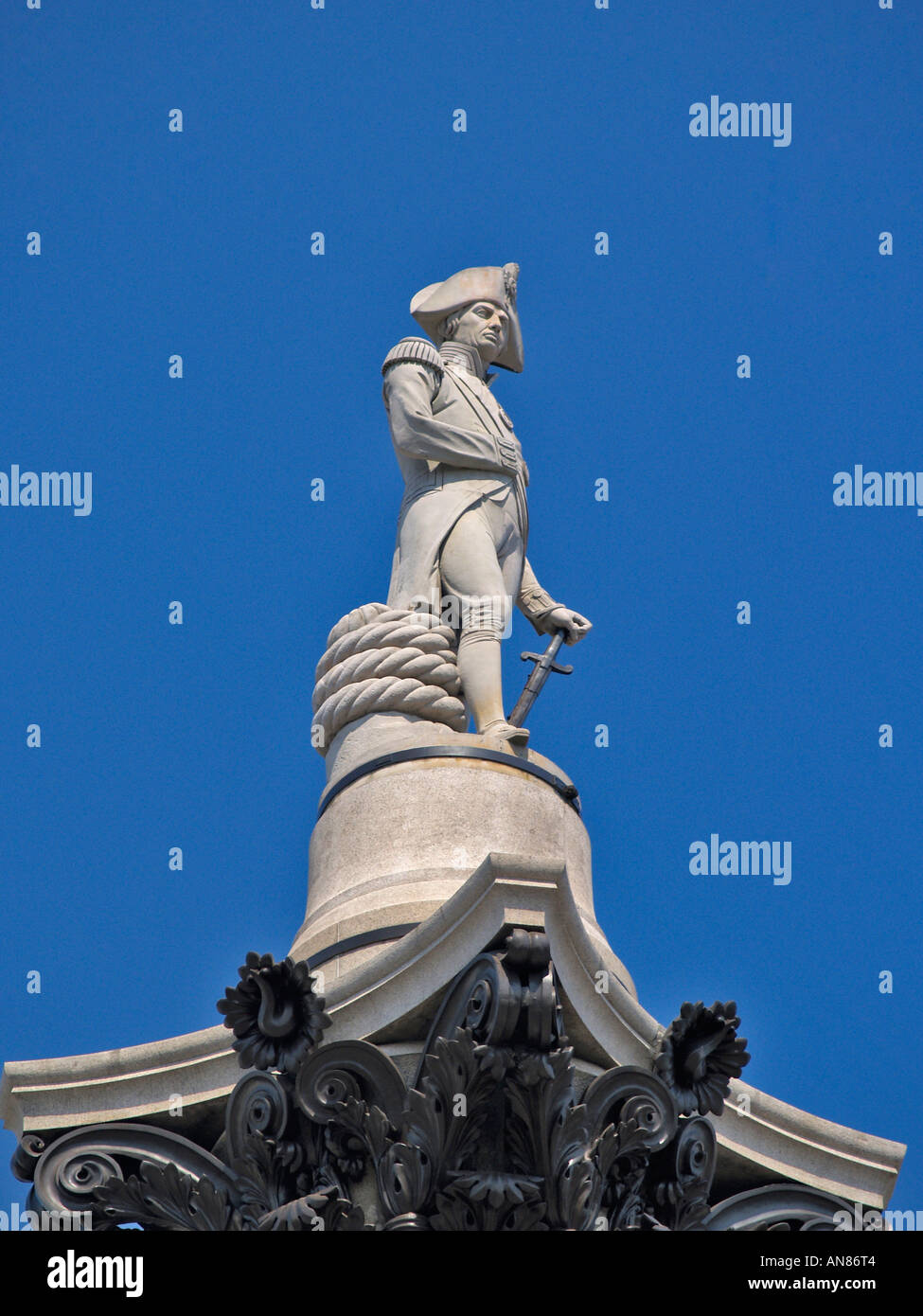 La nettoyé récemment statue de l'amiral Nelson sur haut de Nelsons Column Trafalgar Square Westminster London GB. Banque D'Images