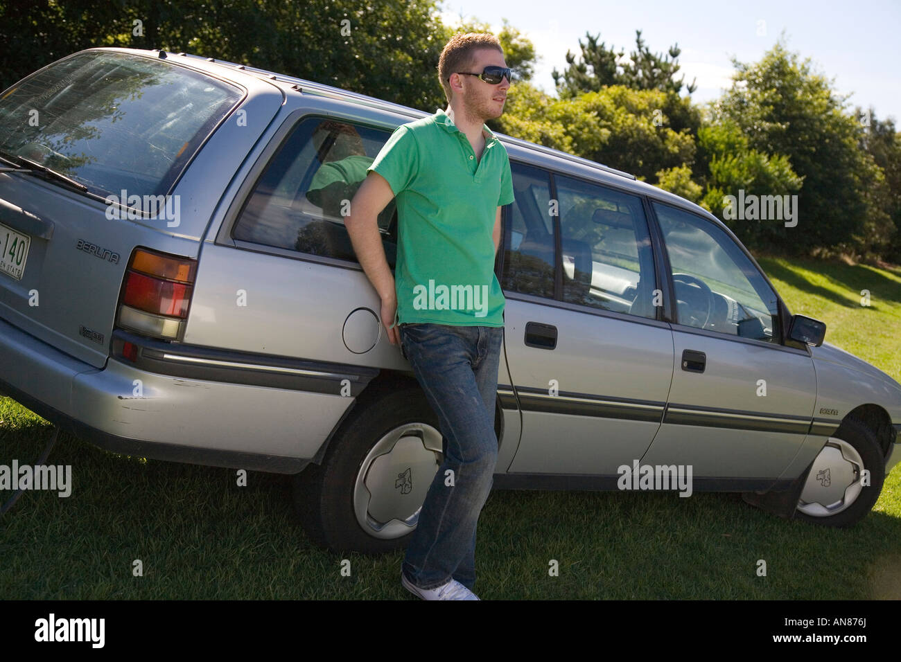 Jeune homme debout jeunesse avec près de sa voiture Banque D'Images