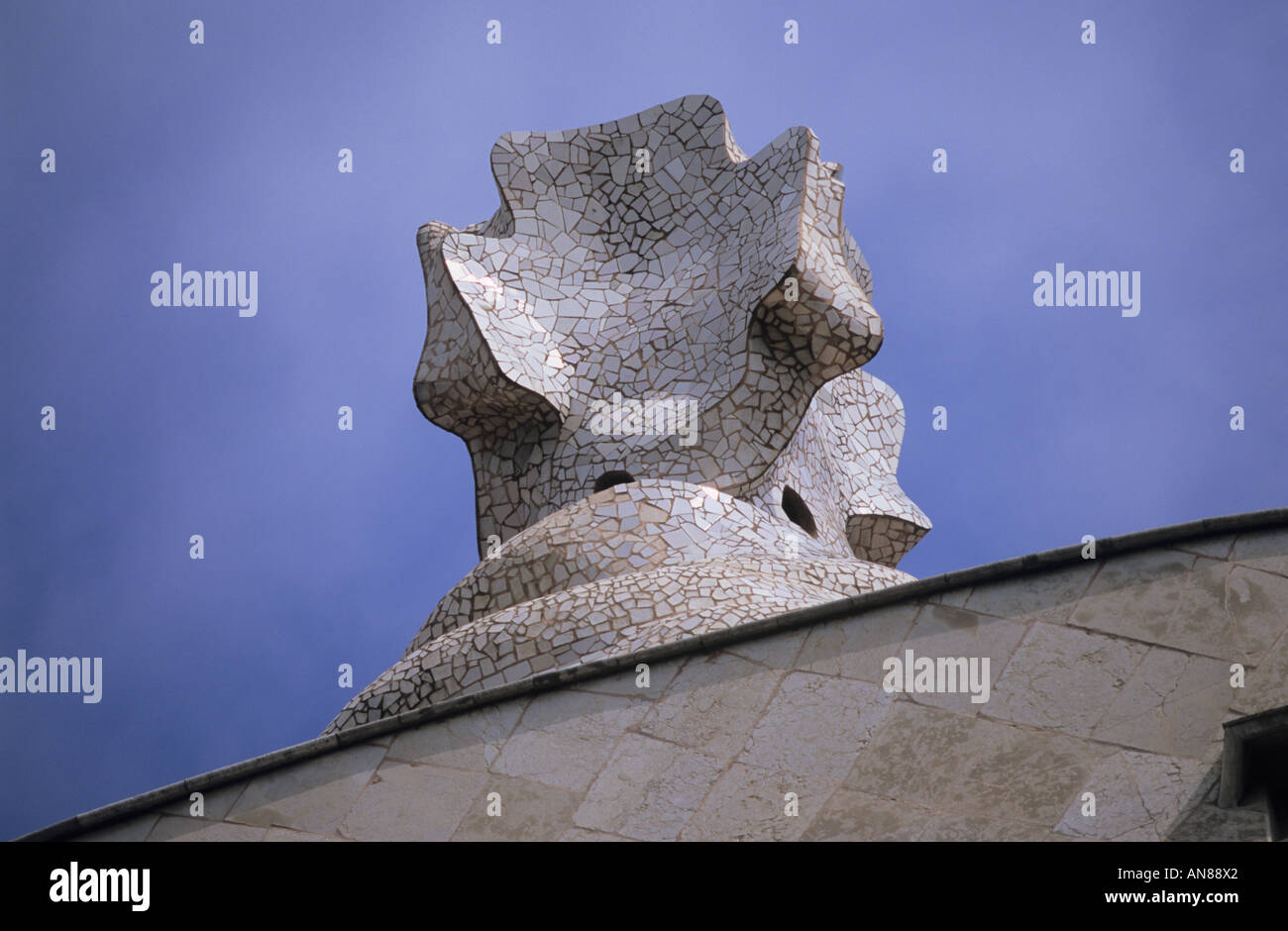 Cheminée de La Pedrera Casa Mila par Antonio Gaudi à Barcelone Eixample ESPAGNE Catalogne Banque D'Images