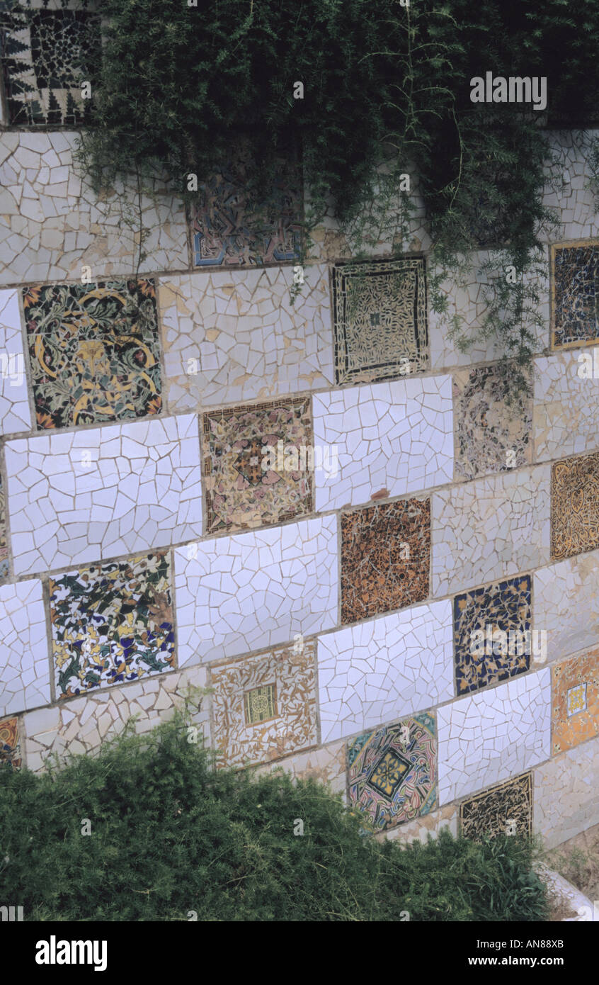 Détail de la mosaïque mur dans le Parc Guell par Antonio Gaudi Barcelone Catalogne Espagne Banque D'Images