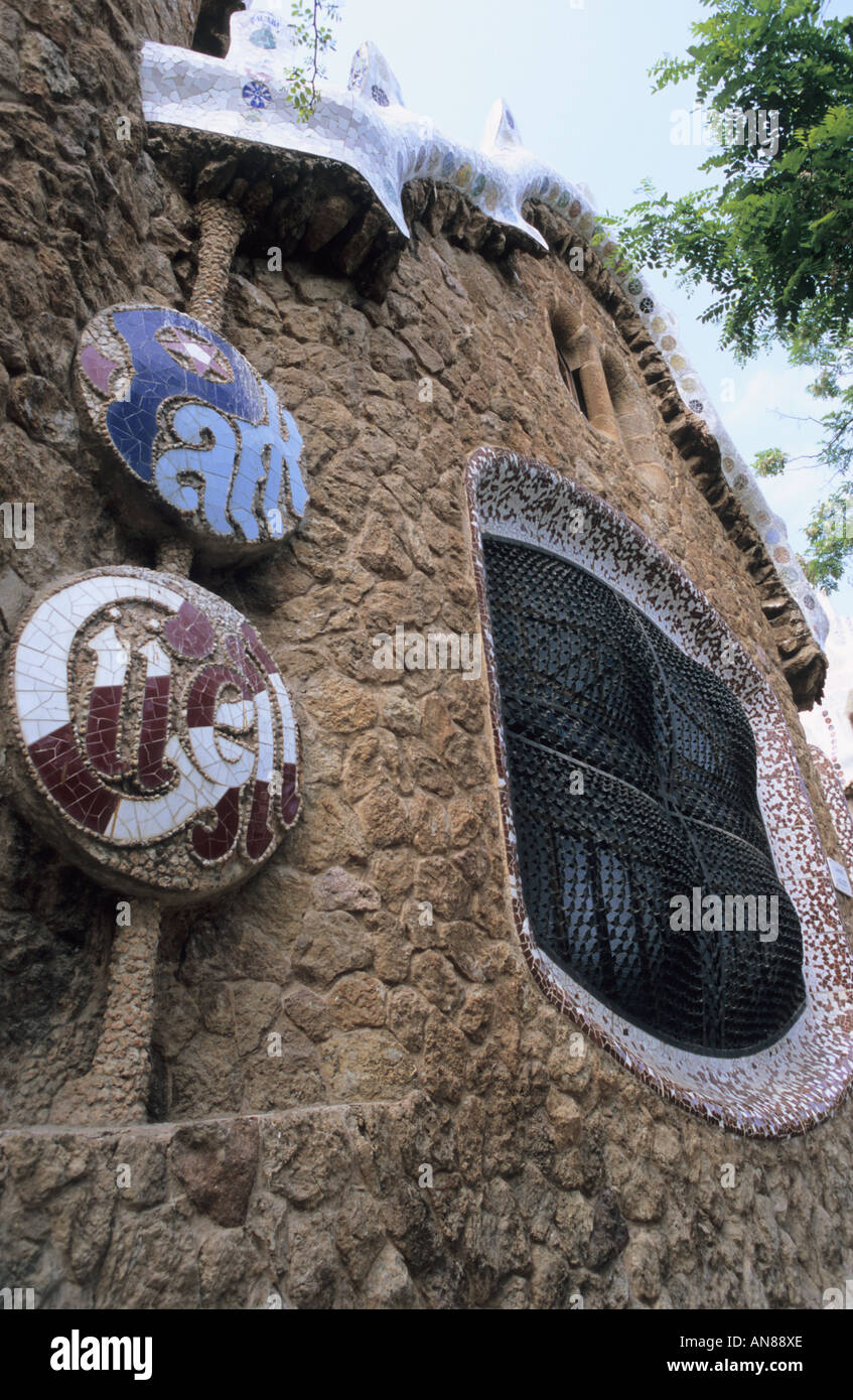 Détail de pavillon d'entrée dans le Parc Guell par Antonio Gaudi Barcelone Catalogne Espagne Banque D'Images