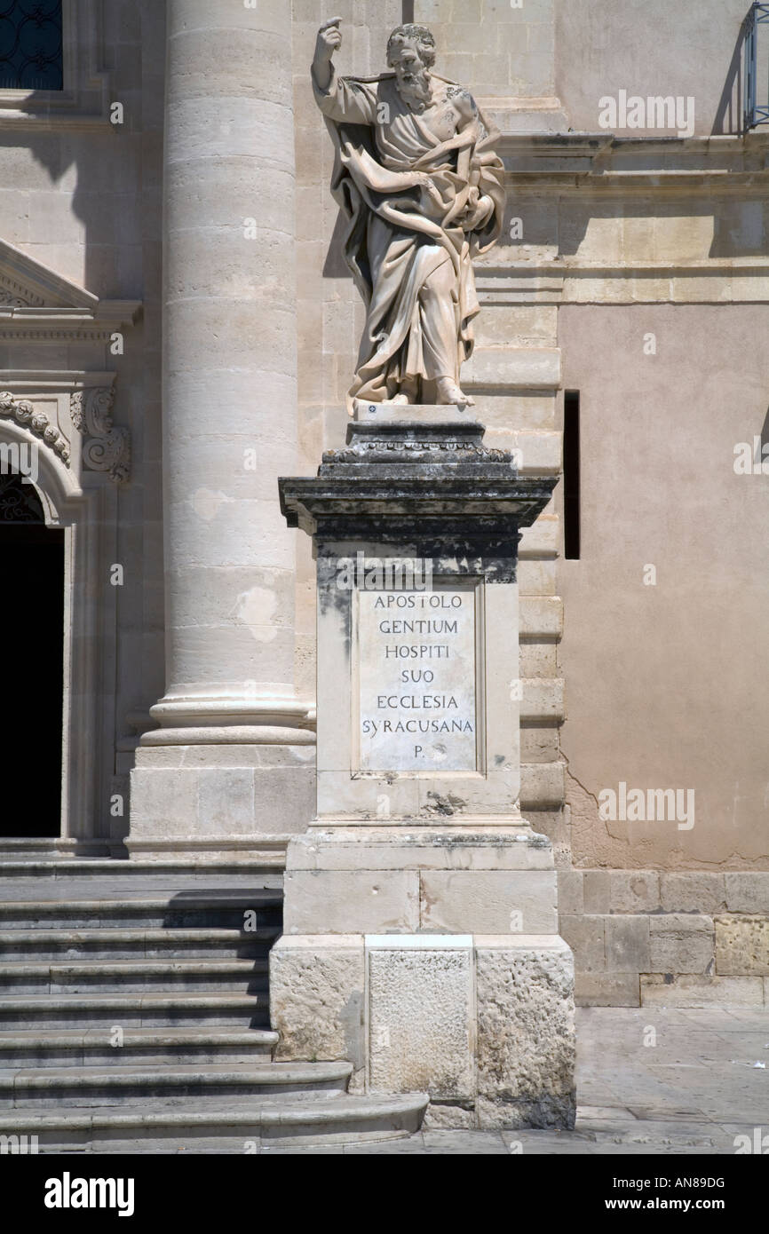 Statue de saint Paul l'Apôtre Duomo Ortigia Siracusa Sicile Italie Banque D'Images