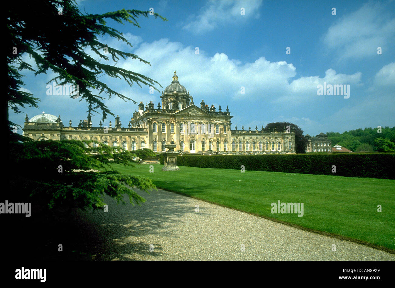 La façade sud du château Howard commencé en 1700 Légende Local Tour Guide Grande-bretagne p 99 Banque D'Images
