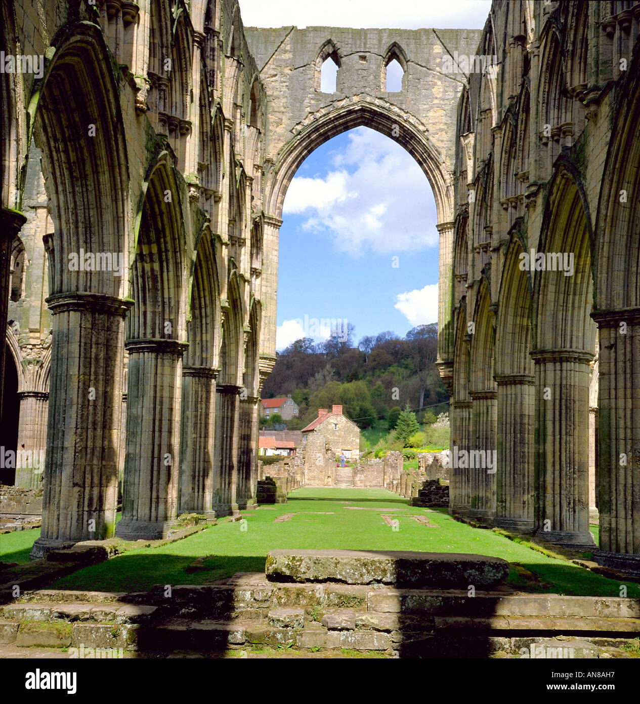Cottages vue dans Rievaulx village à travers les arcades à la fin de Rievaulx Abbey ruins Banque D'Images