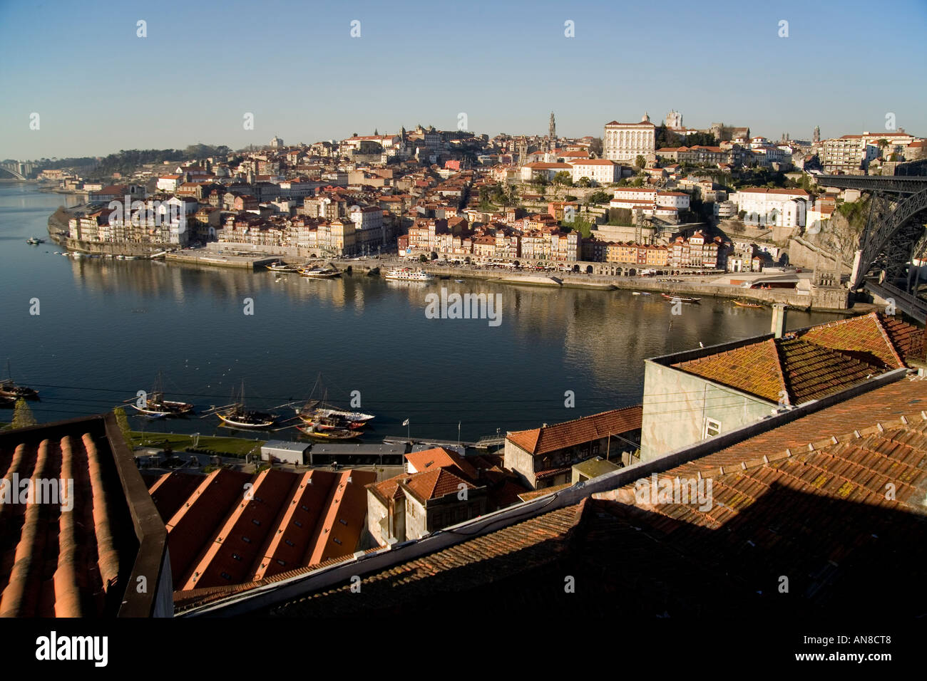 PORTO PORTUGAL ancienne à la voile avec des fûts vides de vin de porto annonce port wine tasting lodges sur la rive du Rio Douro Banque D'Images