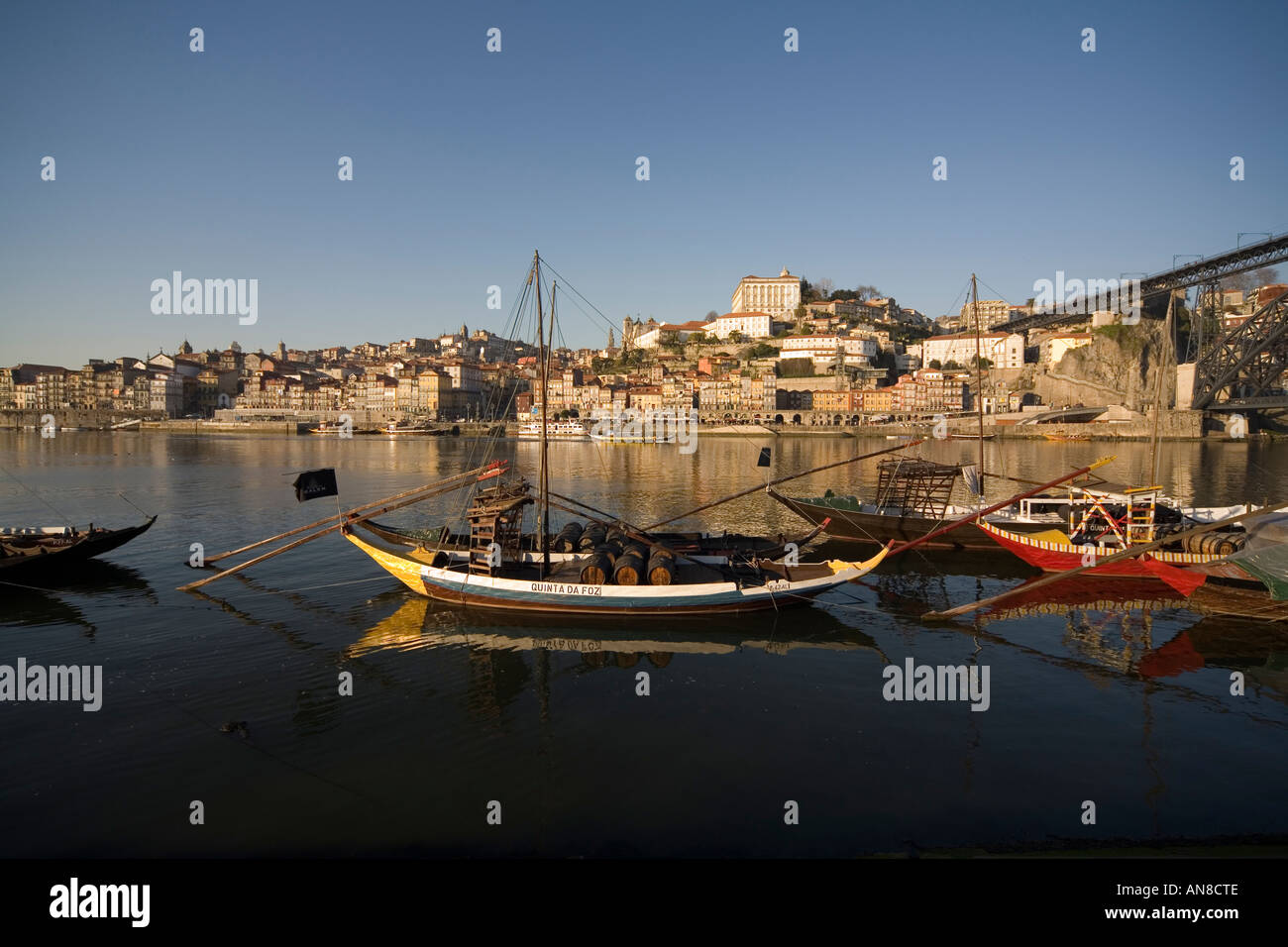 PORTO PORTUGAL Ancienne à bateaux avec des fûts vides de vin de dégustation port publicité lodges sur rive sud du Rio Douro Banque D'Images