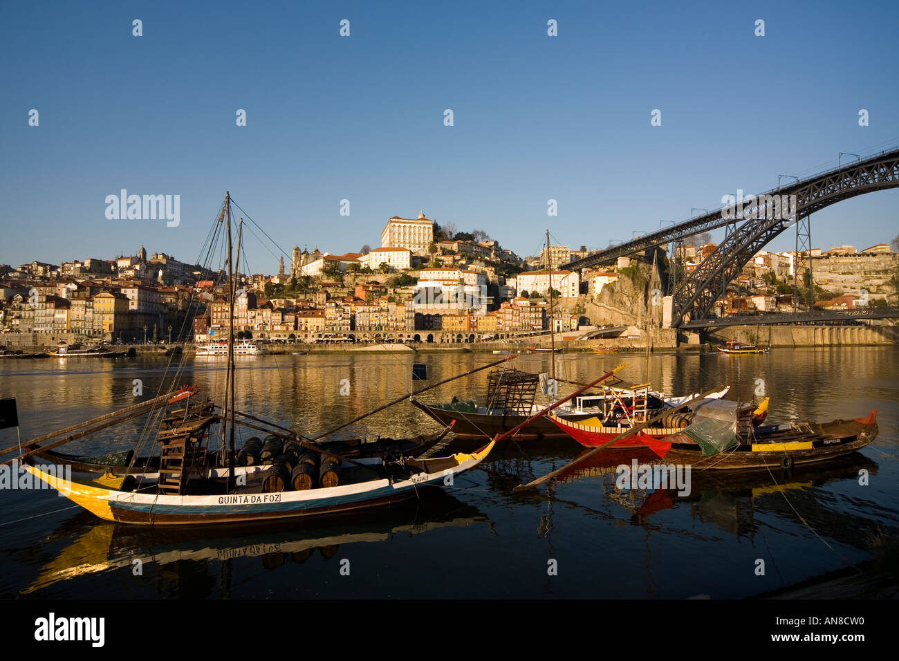 PORTO PORTUGAL Ancienne à bateaux avec des fûts vides de vin de dégustation port publicité lodges sur rive sud du Rio Douro Banque D'Images