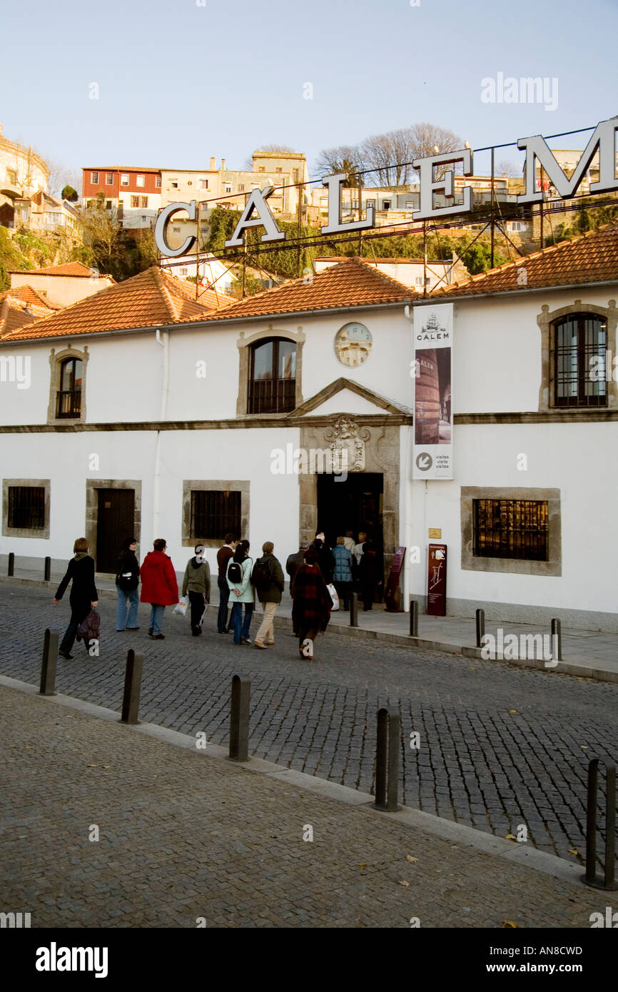 PORTO PORTUGAL Les visiteurs qui entrent dans le port de Calem lodge de dégustation de vin sur la rive sud du Rio Douro Banque D'Images