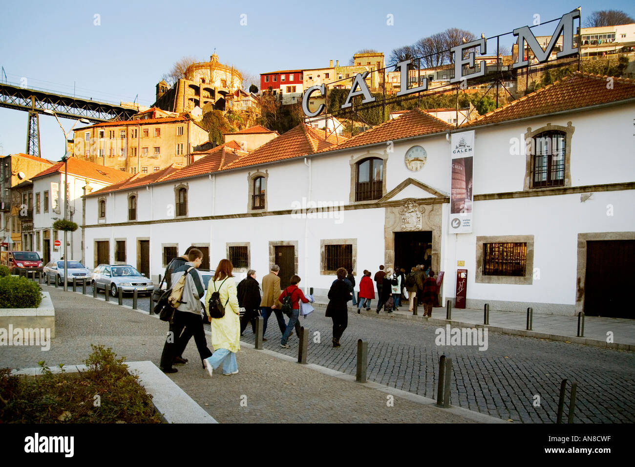 PORTO PORTUGAL Les visiteurs qui entrent dans le port de Calem lodge de dégustation de vin sur la rive sud du Rio Douro Banque D'Images