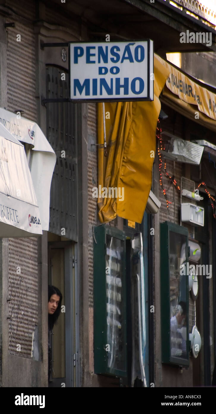 PORTO PORTUGAL Prostituée pairs hors de l'embrasure d'une des accusations que pensao boardinghouse les taux les plus bas dans le pays Banque D'Images