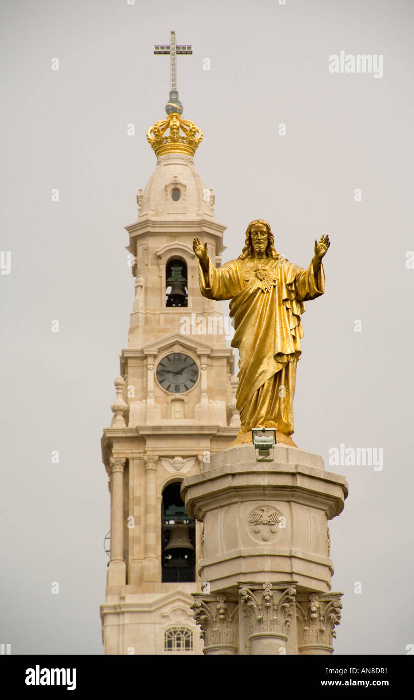 FATIMA PORTUGAL statue du Sacré-Cœur de Jésus en arrière-plan est la basilique néo-classique blanc à ce monde célèbre pilgri Banque D'Images