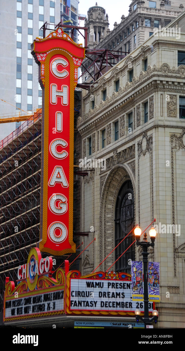 Le célèbre théâtre de Chicago avec le signe bien connu situé au centre-ville de Chicago, Illinois USA Banque D'Images