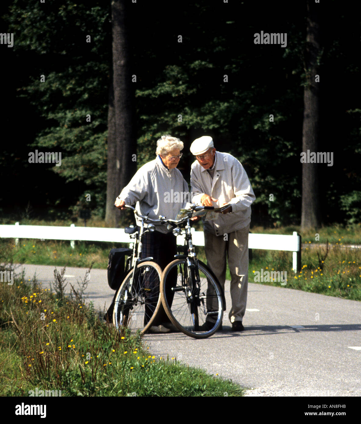 Les personnes âgées reading map location bicyclette vélo cycle vélo route vélo Pays-bas Hollande Banque D'Images