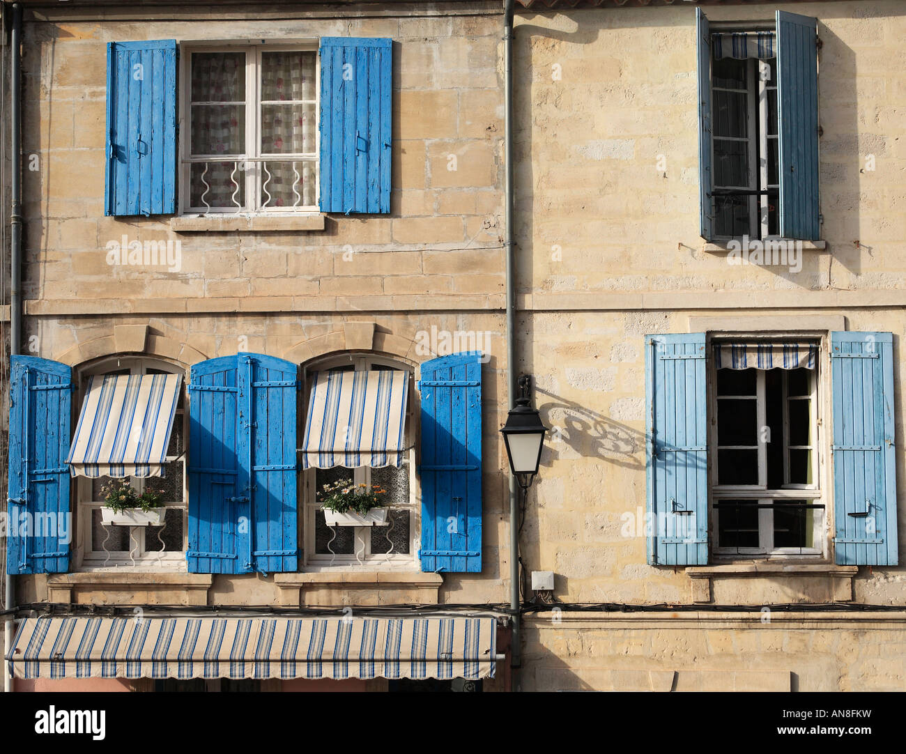 Fenêtres sur les bâtiments à Arles France Banque D'Images