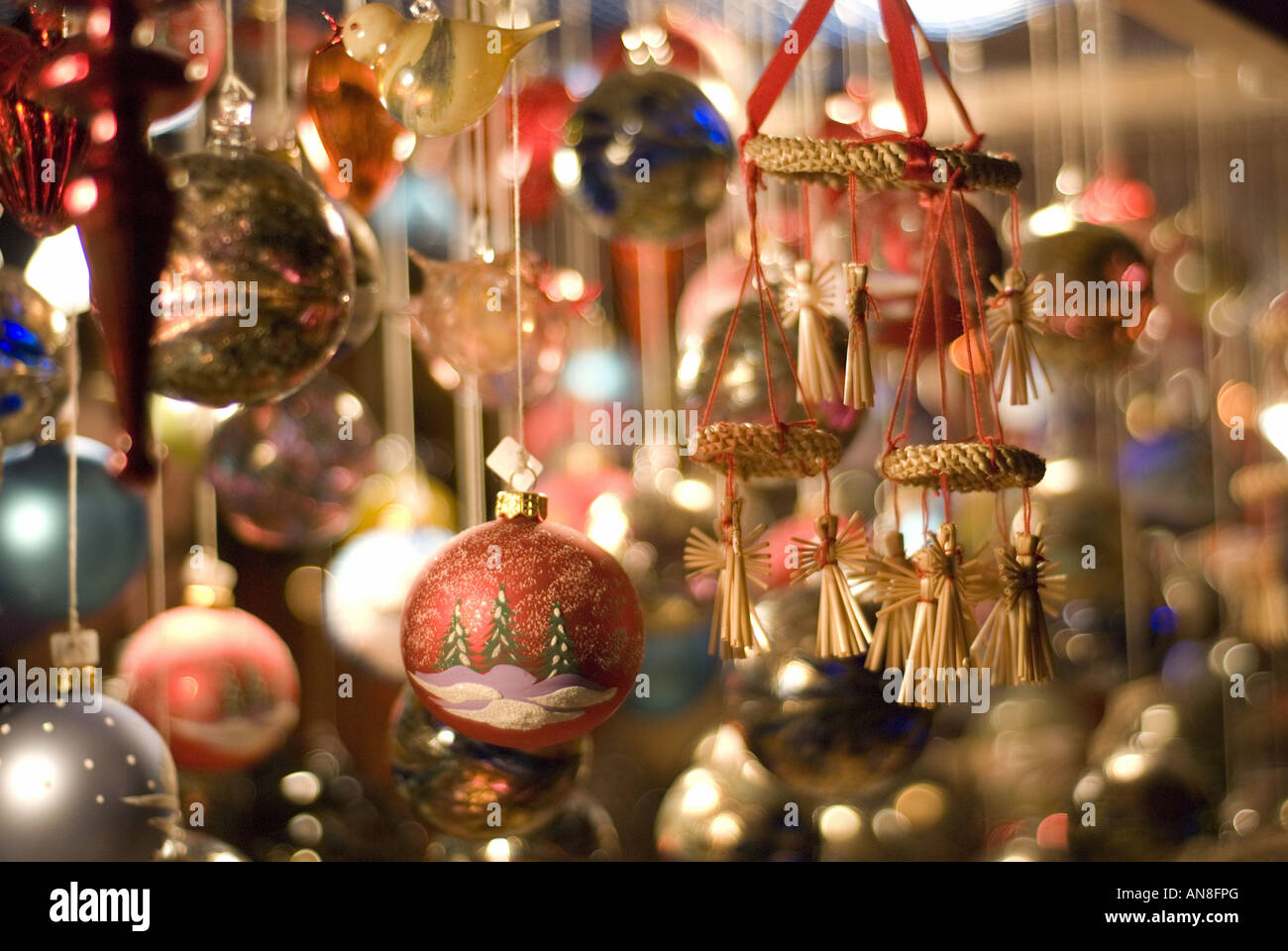 Boules de Noël dans un marché de nuit à Hyde Park, Londres Photo Stock -  Alamy