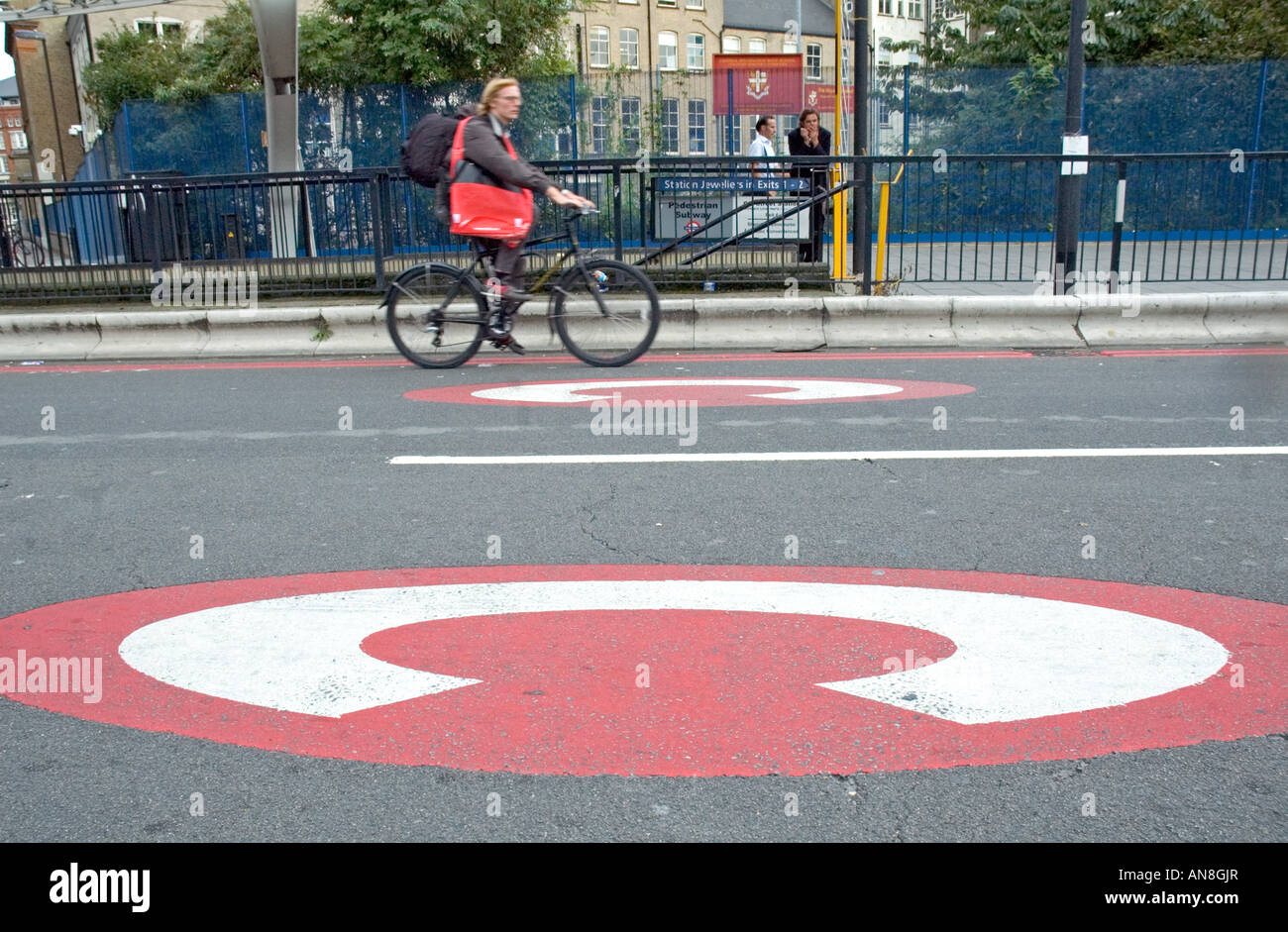 Congestion charge signe sur route avec en arrière-plan cycliste Old Street London England UK rond-point Banque D'Images