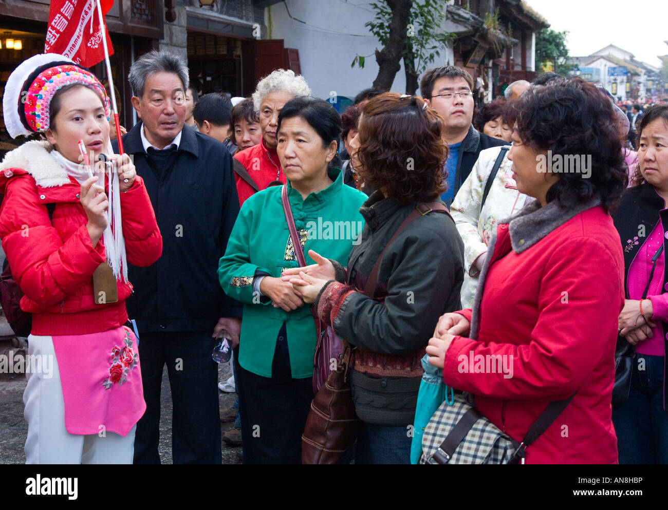 Chine Yunnan Dali groupe de touristes avec un guide de style traditionnel Banque D'Images