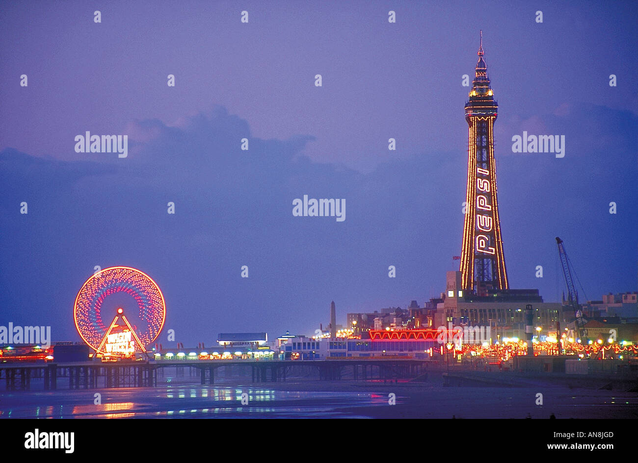Vue de la tour de Blackpool et de la jetée de nuit sur la mer Banque D'Images