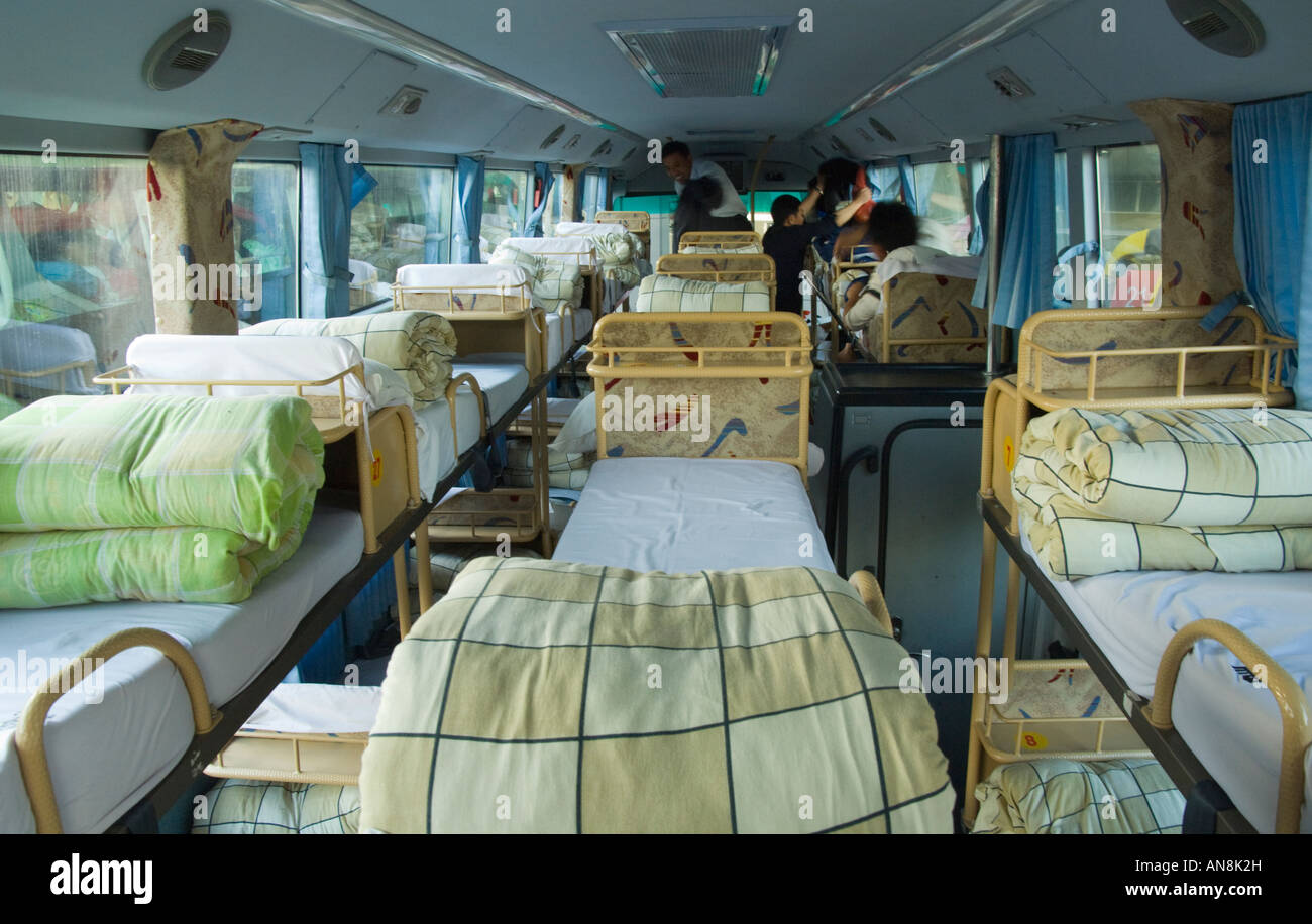 Chine lit bus longue distance. Piscine avec vue sur la rue Photo Stock -  Alamy