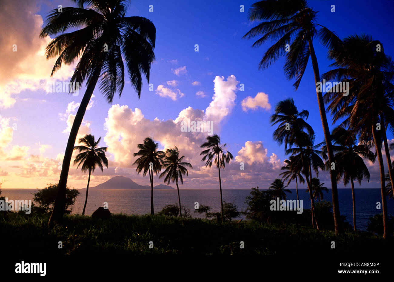 Coucher du soleil le long du littoral de la Fédération de Saint Kitts et Nevis Banque D'Images