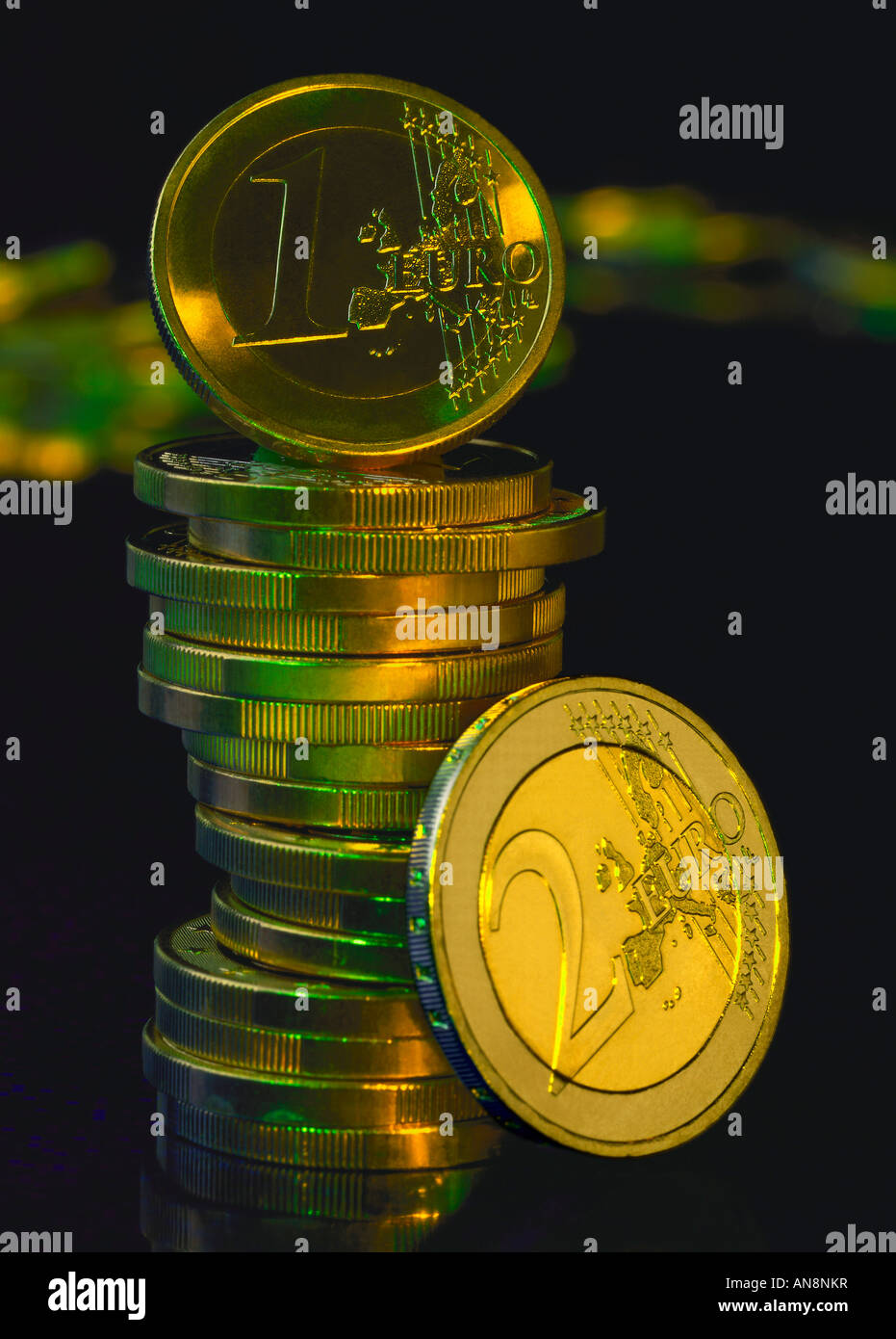 Pièces de monnaie européenne en lumière colorée Banque D'Images