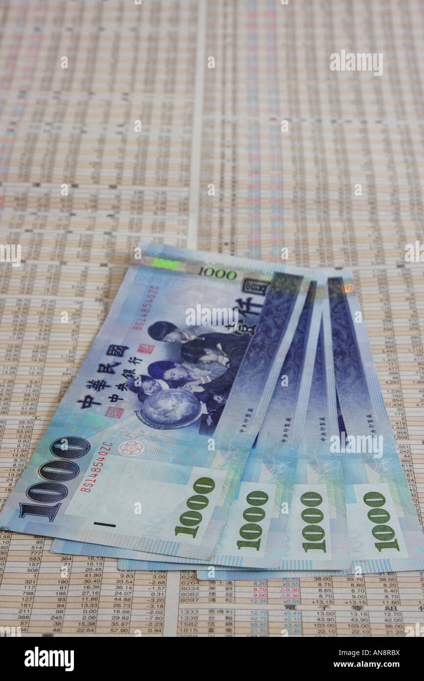 Dollars taïwanais sur le prix des actions dans le journal chinois Banque D'Images Dollars taïwanais sur le prix des actions dans le journal chinois Banque D'Images