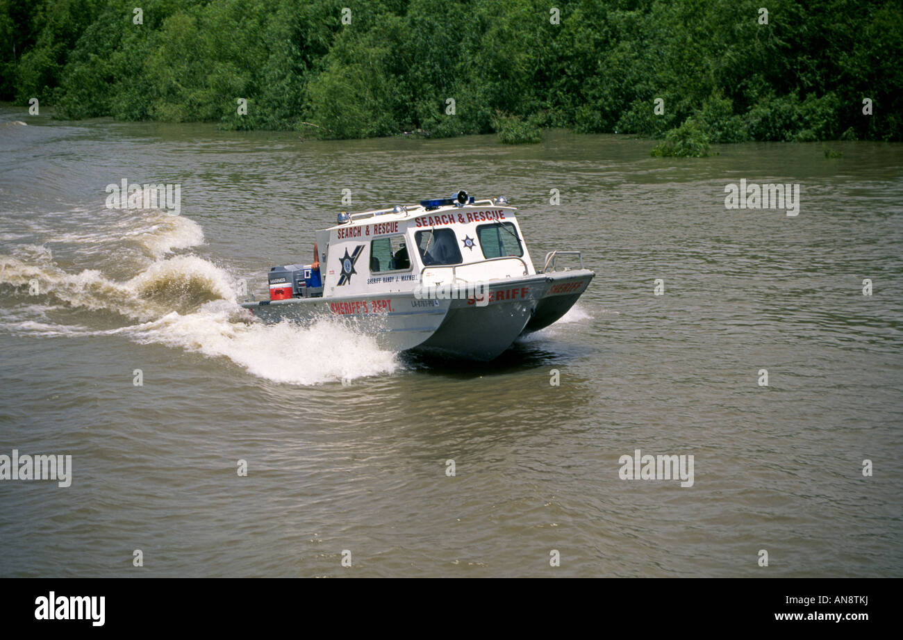 Un shérif s de recherche et de sauvetage ministère bateau sur le fleuve Mississippi dans le nord de la Louisiane dans le Delta du Mississippi Banque D'Images