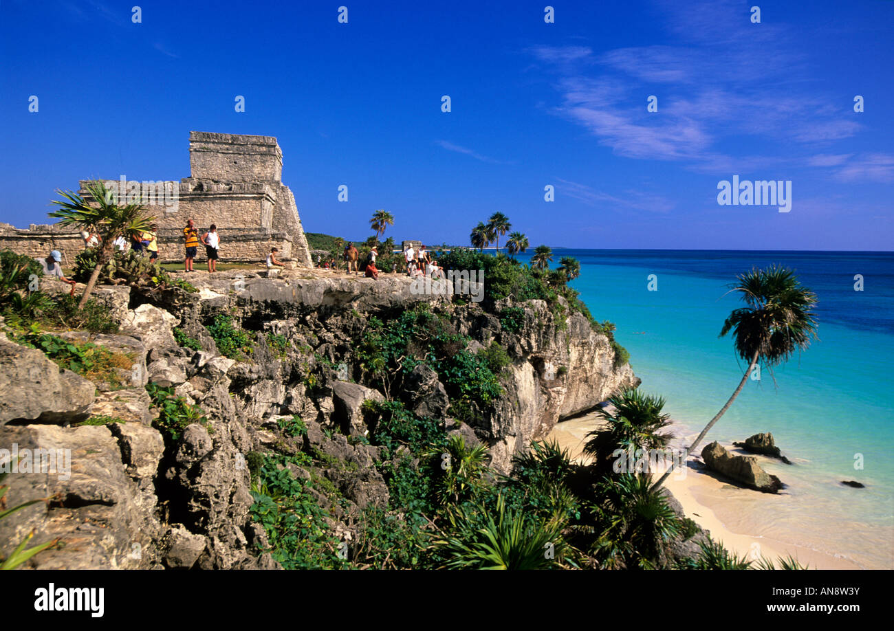 Ruines mayas de Tulum sur la falaise dominant l'océan, Cancun, Mexique Banque D'Images