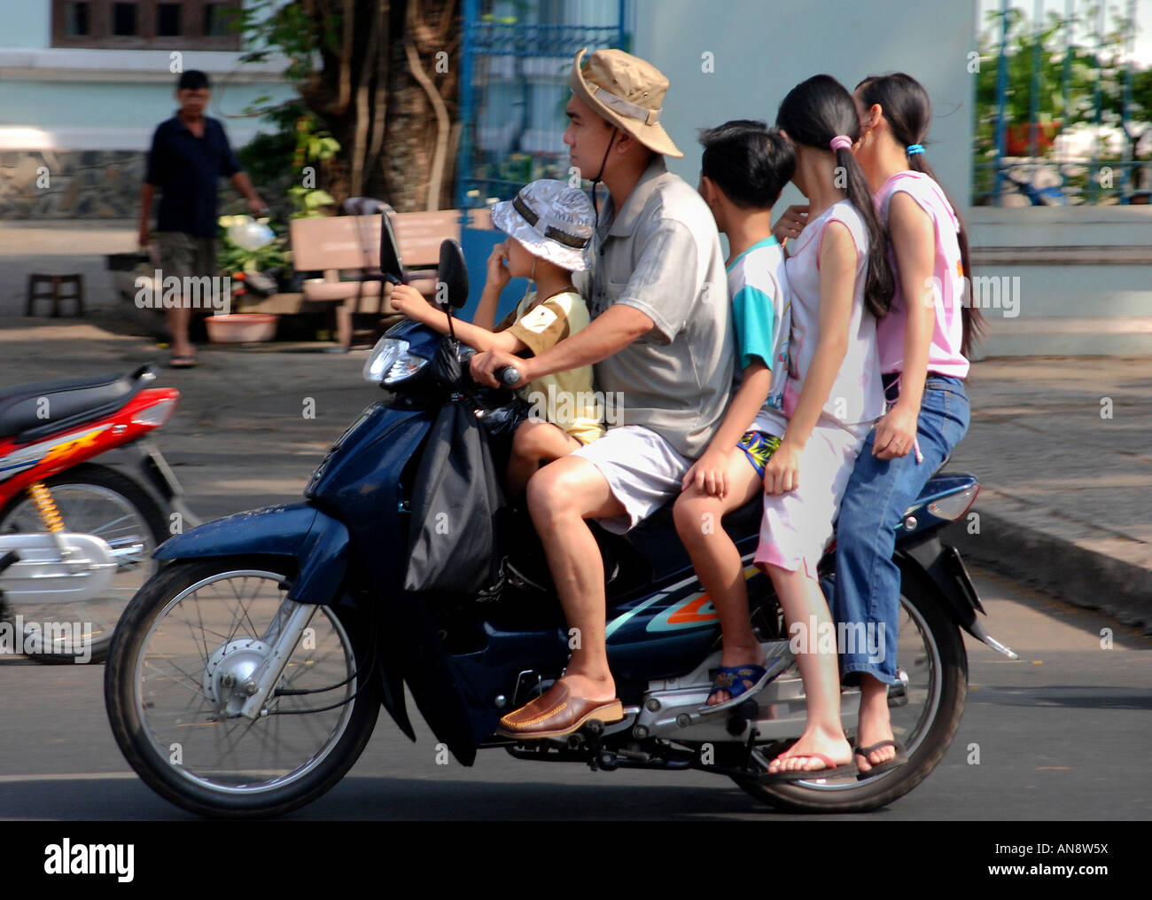 Vietnam Saigon Ho Chi Minh city scooter homme femme bébé enfant ...