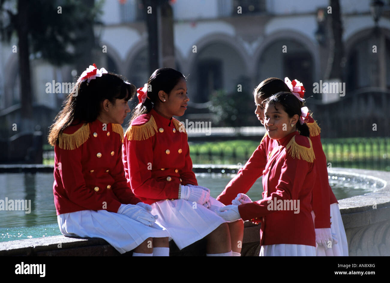 Jeunes filles d'école en uniforme sur la Plaza Grande, Patzcuaro, Michoacan, Mexique Banque D'Images