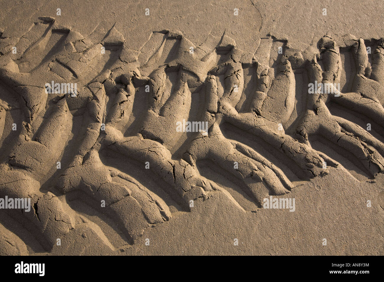 Poppit Sands La Baie de Cardigan au Pays de Galles trace de pneu dans le sable Banque D'Images