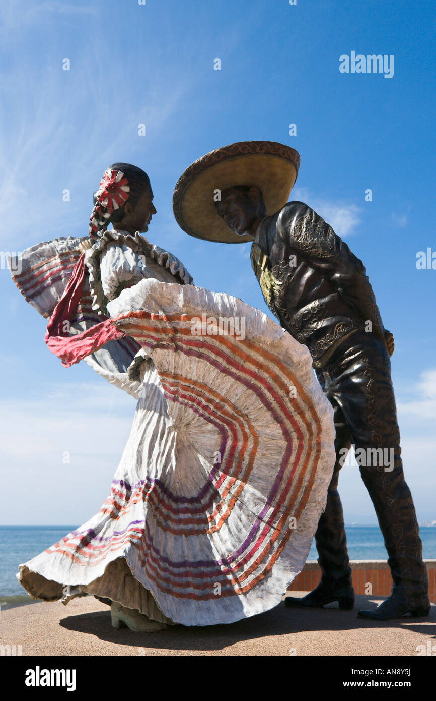 Statue de danseurs en costume traditionnel, Malecon, Puerto Vallarta, Jalisco, Mexique Banque D'Images