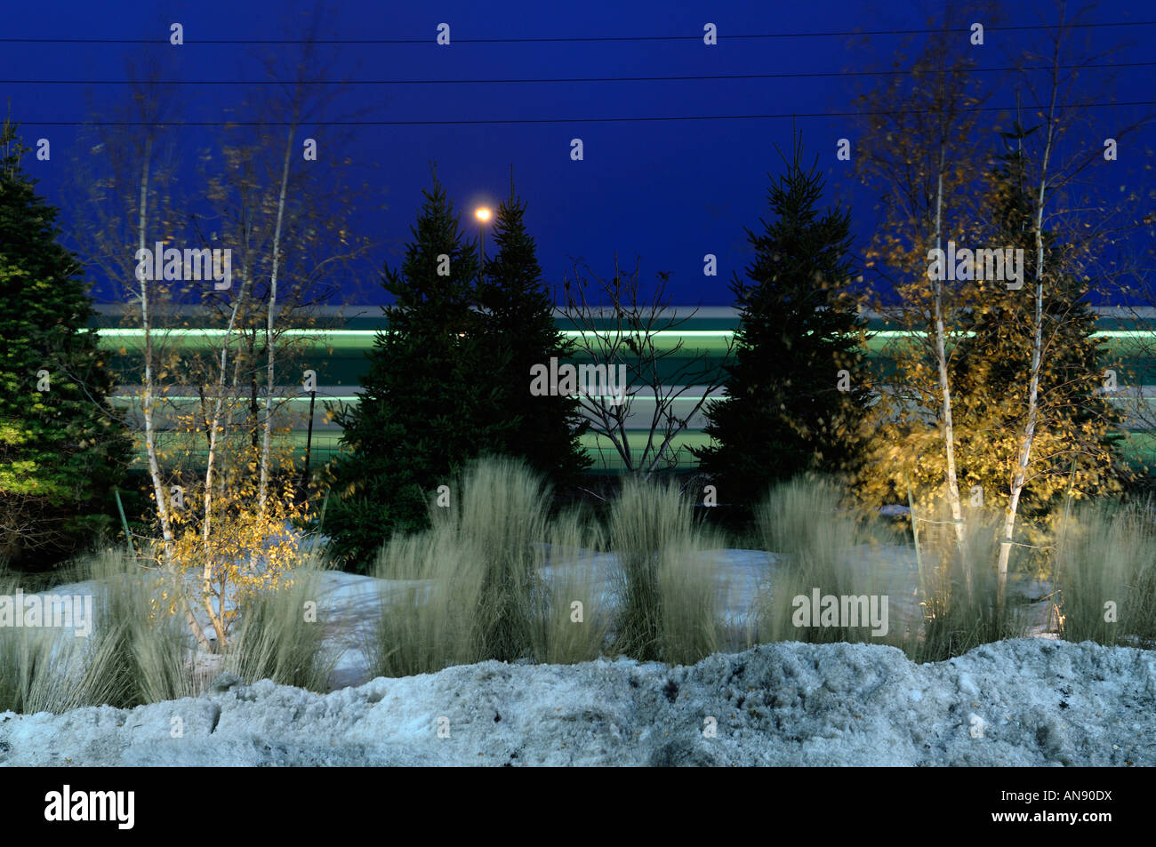 GO Train de banlieue floue au crépuscule dans l'hiver Distillery District Toronto Banque D'Images