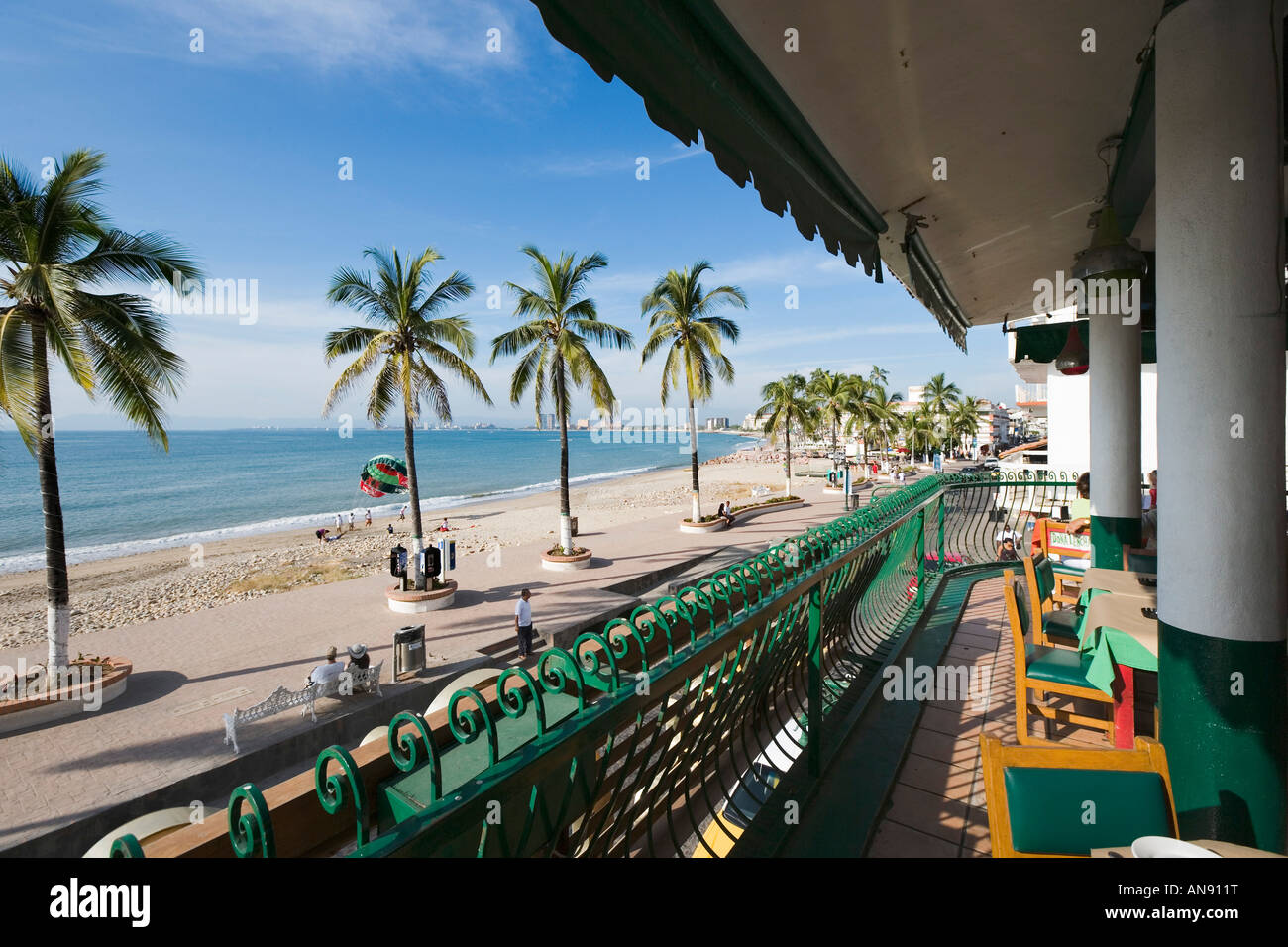 Vue depuis la terrasse de restaurant en bord de mer, le Malecon, vieille ville, Puerto Vallarta, Jalisco, Mexique Banque D'Images